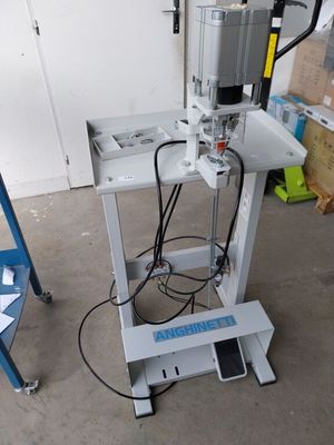 une machine posée sur une table dans une pièce