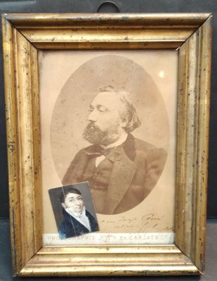 une vieille photo d'un homme en costume-cravate, avec une photo de lui