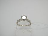 une bague en or blanc sertie d'un diamant et de diamants taille baguette