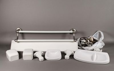 un chat assis sur un porte-serviettes
