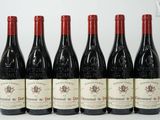 six bouteilles de vin rouge alignées sur une table