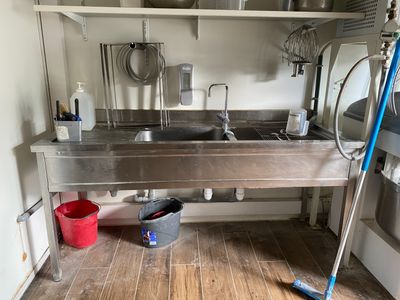 un grand évier en inox au milieu d'une cuisine