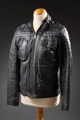une veste en cuir noir sur un mannequin mannequin mannequin mannequin mannequin mannequin mannequin mannequin mannequin mannequin