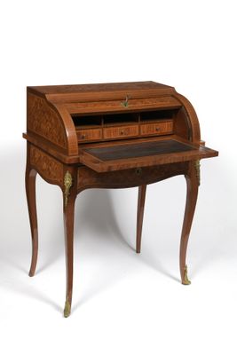 PETIT BUREAU DOS D'ANE En marqueterie, l'abattant coulissant…