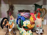 de nombreux vases posés sur une étagère