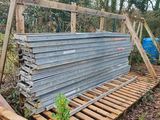 un banc fabriqué à partir de palettes dans les bois