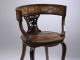 chaise en bois avec un dossier et une assise sculptés