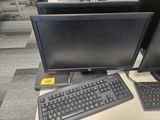 deux écrans d'ordinateur et un clavier posés sur un bureau