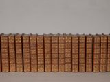 une pile de douze vieux livres empilés les uns sur les autres