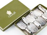 une boîte contenant des cuillères en argent sur une table
