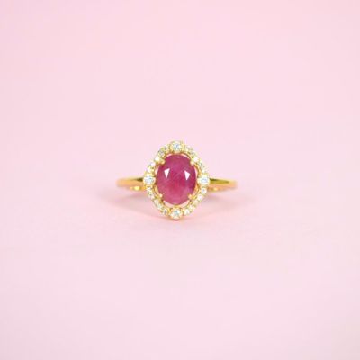 Bague en or jaune 9K (375/oo) ornée d'un rubis taille ovale …