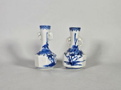 Deux petits vases formant pendants, en porcelaine bleu-blanc…