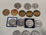 une table blanche recouverte de nombreux objets en argent et de pièces d'argent