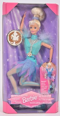 La poupée Barbie porte une robe bleue et tient un sac à main rose.
