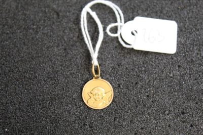une petite pièce d'or à laquelle est attachée une étiquette