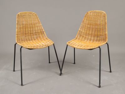 paire de chaises en rotin aux pieds noirs