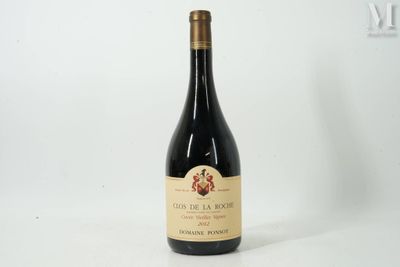 une bouteille de vin posée sur une table