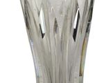 un vase en verre posé sur une surface blanche
