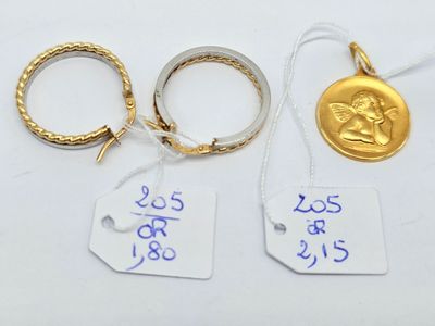 trois bagues en or et deux bagues en argent ornées d'une pièce d'or