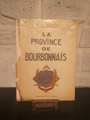 une pancarte posée sur une table sur laquelle on peut lire « La province de Bourbonnaiss »