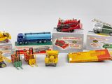 de nombreux modèles différents de camions miniatures et de camions sont exposés