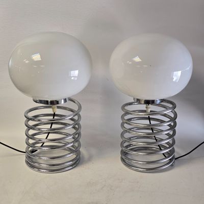 deux lampes posées sur un ressort métallique