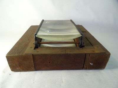 une assiette blanche posée sur une boîte en bois