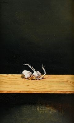 peinture représentant deux têtes d'ail posées sur une table en bois, sur fond noir