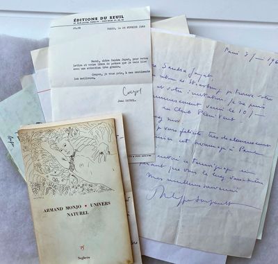 quelques vieux papiers sont empilés les uns sur les autres sur une table