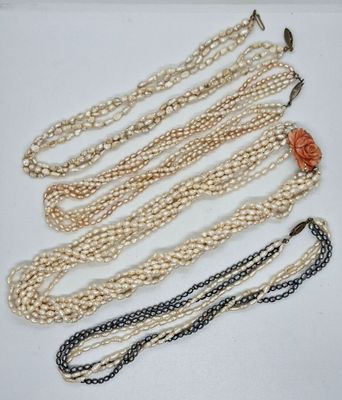 quatre rangées de perles sont disposées en ligne sur une surface blanche