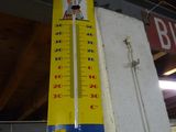 un thermomètre accroché au mur d'un immeuble