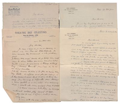 deux vieilles lettres sont posées sur une feuille de papier