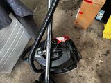 un aspirateur posé par terre à côté d'un sac