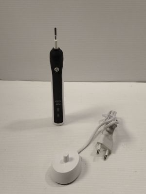 une photo représentant une brosse à dents et un chargeur posés sur une table
