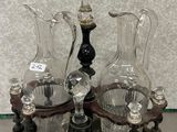deux vases en verre posés sur une table avec un bougeoir