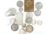 une pile de pièces sur lesquelles figure l'effigie d'un homme