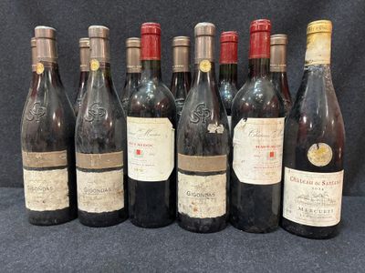 plusieurs bouteilles de vin sont alignées sur une table