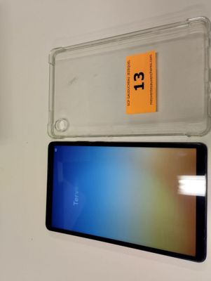 un téléphone posé sur une table à côté d'une boîte