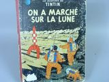 Le livre « Une promenade sur la Lone » est posé sur une table