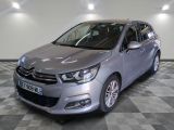 la voiture argentée est garée sur un sol en damier dans le garage