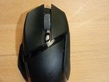 une souris d'ordinateur posée sur une table en bois