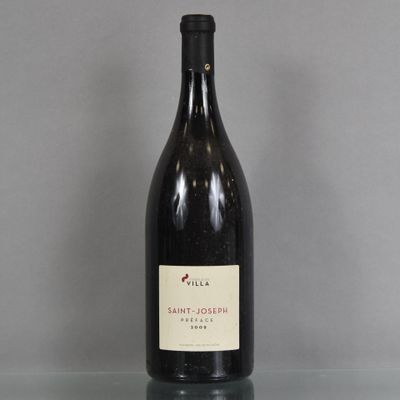 une bouteille de vin posée sur une table en verre
