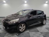 la voiture noire est garée dans le garage sur le sol en damier