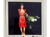 une photo Polaroid d'une femme en robe rouge
