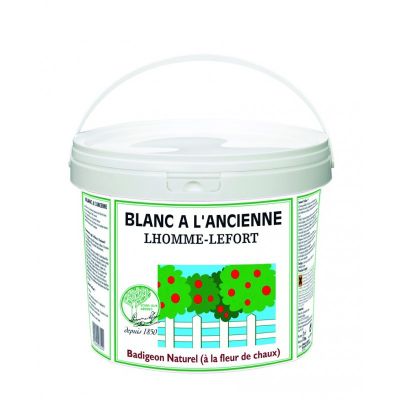 un gros plan d'un seau rempli de nourriture sur fond blanc