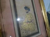 une photo d'un homme vêtu d'une tenue jaune, dans un cadre doré