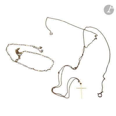 un gros plan d'un collier et d'une croix sur fond blanc