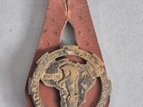 une image représentant une médaille ornée d'une tête de taureau