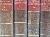 plusieurs vieux livres sont alignés sur une étagère