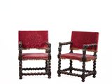 deux chaises rouges aux pieds en bois et à l'assise rembourrée rouge